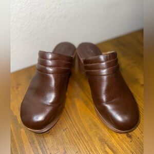 B.O.C. by Born "Josie" Women’s Y2K brown faux leather clog mules- 7